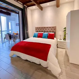 Roberto's Apartment. Piazza Santa Croce. Appartamento